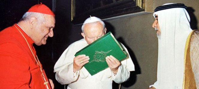 Belluno Vatikan Karol Wojtyla Pope John Paul II kisses the Koran of Islam_Johannes  8_32